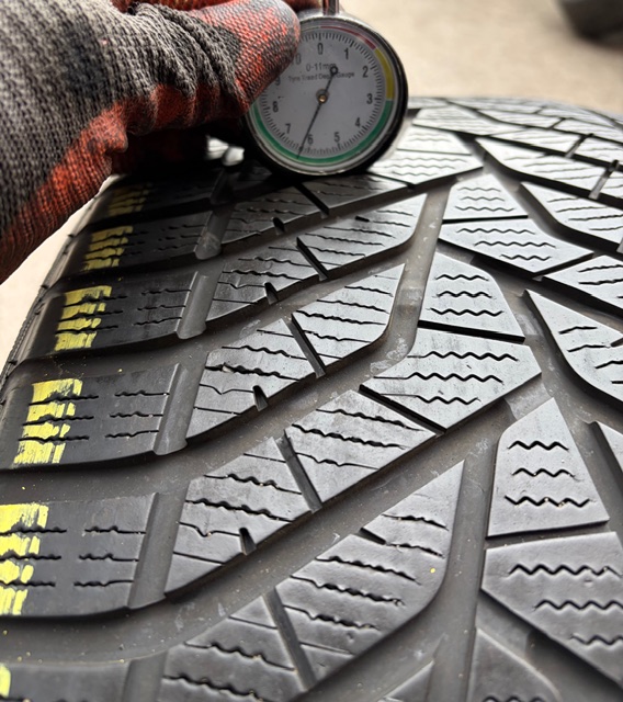 Yokohama 275/40/R19 – Image 2