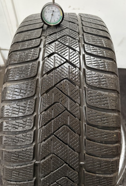 Pirelli 235/40/R19 – Image 2