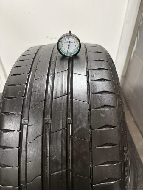 Continental 235/35/R19 – Image 2